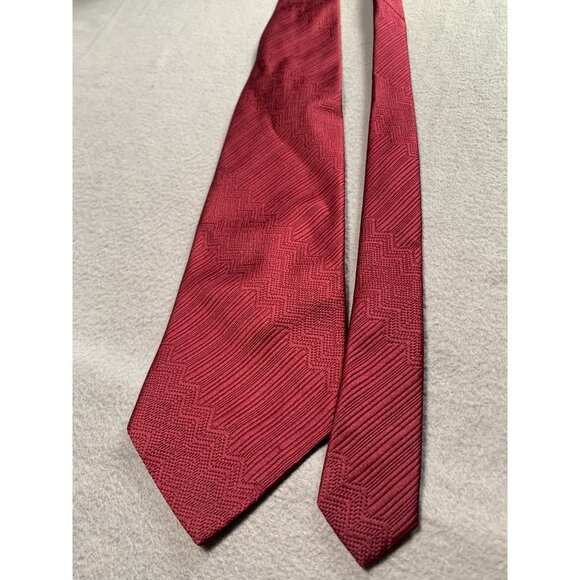 Red Polyester Mens Tie with Zigzag Pattern 4.5 Inch width Necktie - Picture 5 of 5